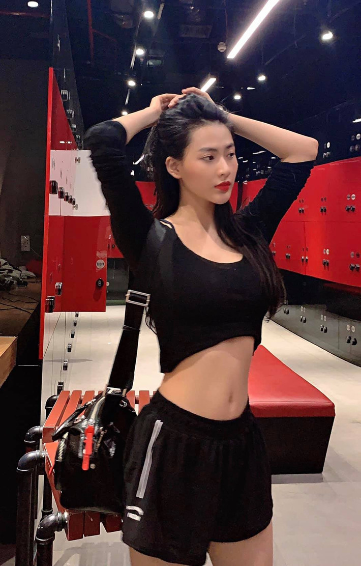 Ngoài đóng phim, hot girl Minh Trang còn tham gia đóng MV ca nhạc hay nhận chụp hình look book.
