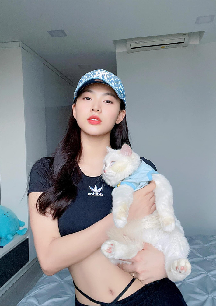 Ngoài đời, Minh Trang cũng không phải là gương mặt quá xa lạ trong cộng đồng giới trẻ. Người đẹp sinh năm 1995 từng "nổi như cồn" với biệt danh hot girl trường Đại học Sân khấu Điện ảnh Hà Nội.