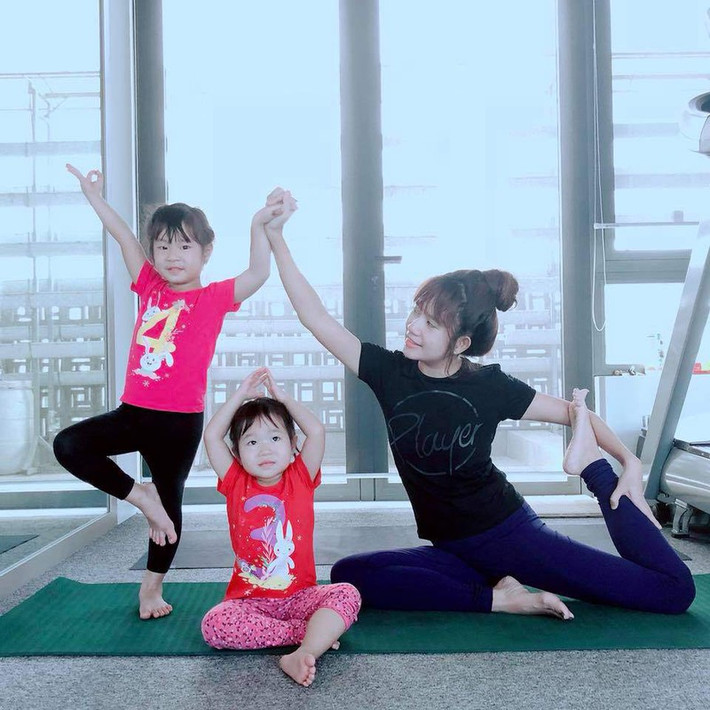 Vợ xinh đẹp của đạo diễn phim "Lật mặt 5: 48h" áp dụng chế độ ăn uống khoa học và tập luyện đều đặn.