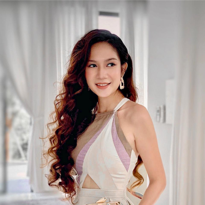 Những ngày qua, đạo diễn Lý Hải thu hút sự quan tâm của khán giả với dự án phim "Lật mặt 5: 48h" nằm trong chuỗi series điện ảnh ăn khách của vợ chồng anh. Bà xã Minh Hà - người đồng hành và cũng là hậu phương vững chắc của nam đạo diễn - cũng nhận được nhiều sự chú ý không kém.