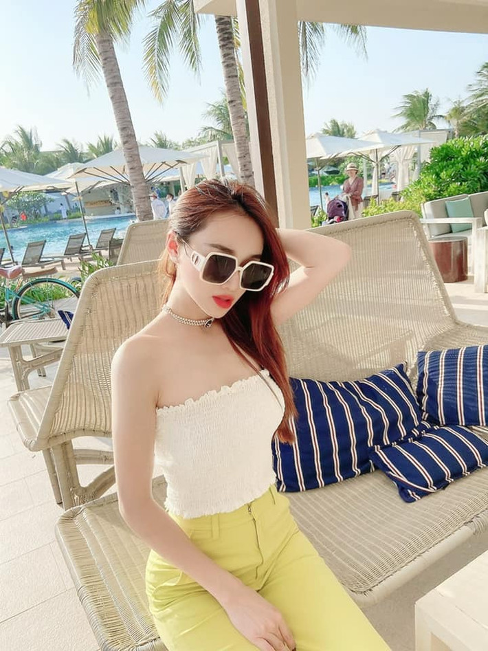 Thời gian gần đây, dù liên tục bị chê bai vì thân hình gầy gò nhưng bà xã Trường Giang luôn biết cách lựa chọn trang phục để tôn lên những điểm cuốn hút trên cơ thể.