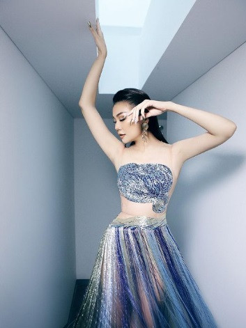 Với vòng eo 51cm, Thanh Hằng đã soán ngôi vòng hai nhỏ nhất showbiz Việt của Ngọc Trinh.