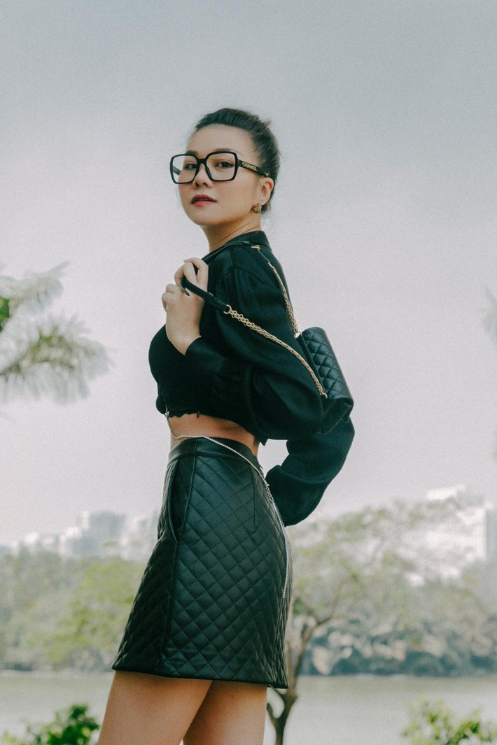 Áo crop top mix cùng chân váy hoặc quần ống suông giúp Thanh Hằng khoe vòng eo nhỏ xíu không một chút mỡ thừa.