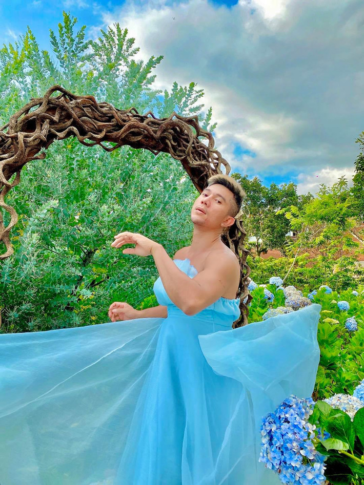 Diện mạo có phần kệch cỡm của Lương Bằng Quang dường như "phá tan nát" khung cảnh đồng hoa đẹp lãng mạn.