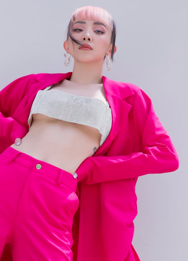 Nữ ca sĩ khoe vòng 1 lấp ló, vòng 2 phẳng lì khi kết hợp áo bra top hai dây với suit dáng rộng.