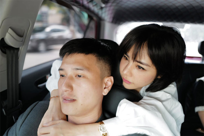 Huỳnh Anh công khai hẹn hò nữ MC hơn anh 6 tuổi và đã có 1 con gái riêng từ tháng 11/2020.