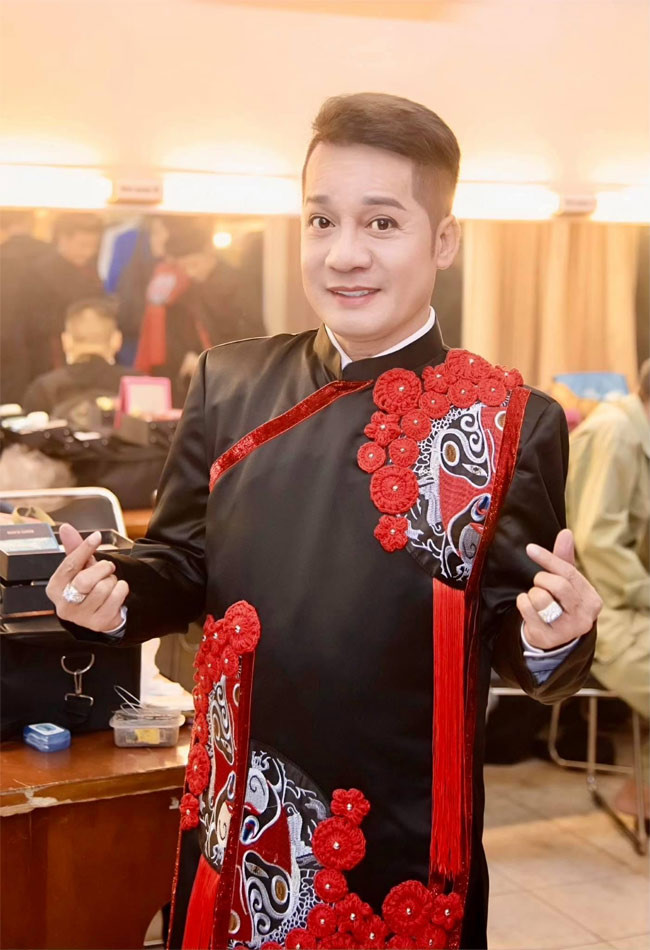 Nghệ sĩ Minh Nhí tên thật là Trương Hùng Minh sinh năm 1964 tại Đồng Tháp. Anh là diễn viên hài nổi tiếng và quen mặt với khán giả qua một số vở kịch: "Trùm lừa", "Bệnh sĩ", "Phép lạ", "Người tốt nhà số 5", "Tình gần", "Ả ca-ve nhà hàng Maxim” và phim truyền hình như "Cái bóng bên chồng", "Ra giêng ai cưới em?”…