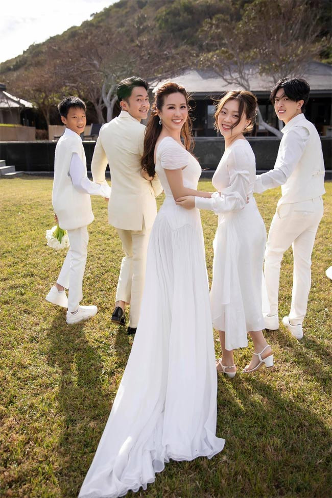 Chụp ảnh cưới cùng vợ chồng Thu Hoài là ba con riêng của người đẹp sinh năm 1976.
