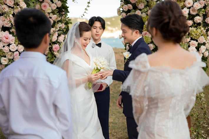 Ngày 29/6, trên trang cá nhân, Hoa hậu Thu Hoài khoe cô đã đăng ký kết hôn với bạn trai kém 10 tuổi, doanh nhân Trí Tống, tại Mỹ.