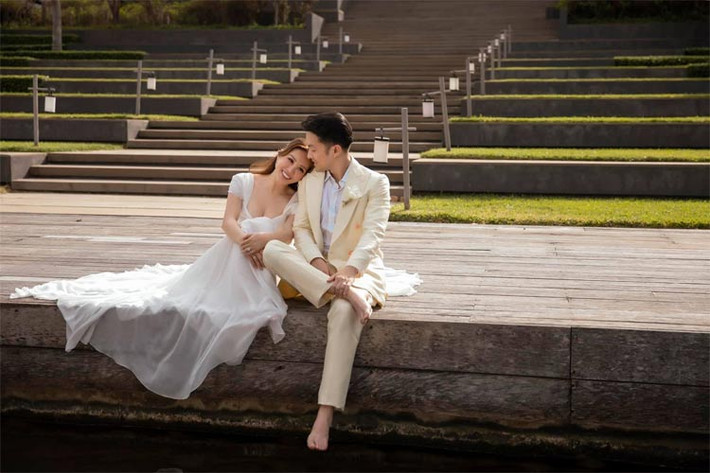 Mặc dù hơn chồng 10 tuổi nhưng so về độ trẻ trung, Thu Hoài không hề bị lép vế chồng.
