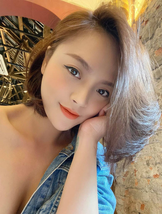 Hiện Thu Quỳnh đang là diễn viên của Nhà hát Tuổi trẻ và được đánh giá là một trong những diễn viên tài năng.