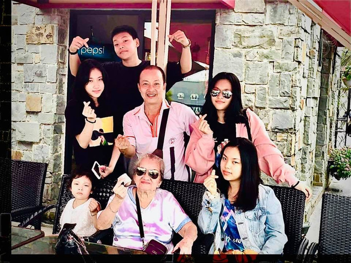 40 tuổi mới lấy vợ, lại làm liền 4 con nên nghệ sĩ Đức Hải có thời điểm từng phải chuyển sang công việc có thu nhập cao hơn để kiếm tiền nuôi con. Anh hiện là Phó Hiệu trưởng trường Cao đẳng Nghệ thuật và Du lịch Sài Gòn.