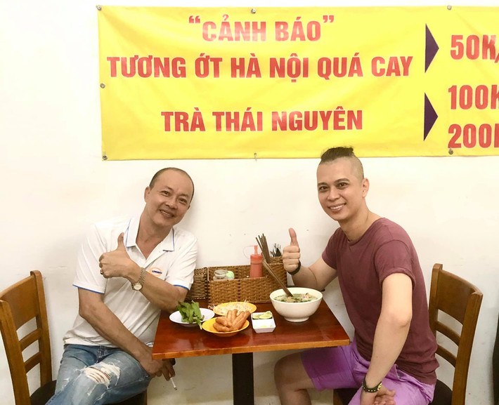Quán phở Đức Hải là nơi để mọi người gặp gỡ và giao lưu với các nghệ sĩ.