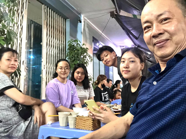 Con gái lớn của NSƯT Đức Hải năm nay 18 tuổi và chuẩn bị thi đại học, còn cặp sinh ba "đủ nếp đủ tẻ" đang học lớp 10.