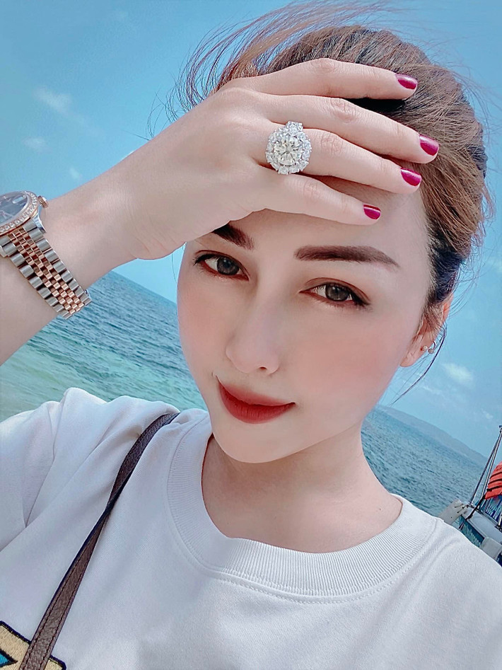 Võ Thanh Hiền được biết đến là một nữ MC xinh đẹp và nổi tiếng của Đài truyền hình Hà Nội. Cựu hot girl còn từng góp mặt trong series mùa 2 của kênh hài Kem Xôi TV và phim hài Tết "Đại gia chân đất".