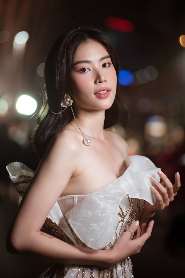 Ngoài tính cách, Nam Anh của "Hương vị tình thân" gây ấn tượng với nhan sắc xinh đẹp, vóc dáng gợi cảm với đôi chân dài miên man.