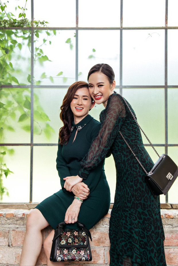 Thời gian gần đây, Angela Phương Trinh thường xuyên đăng tải những bức ảnh chụp chung với mẹ. Fan vô cùng bất ngờ khi mẹ Angela Phương Trinh trẻ trung và xinh đẹp hơn so với hình ảnh tần tảo bán xôi trước đây.