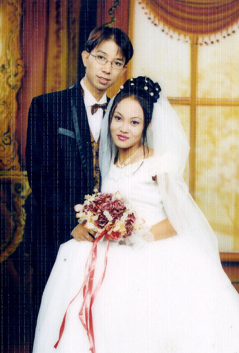 Bà xã của Long Nhật tên Vũ Thị Kim Ngân. Cả hai gặp nhau vào năm 1998 và nên duyên vợ chồng chỉ sau vài tháng hẹn hò. Vợ của giọng ca sinh năm 1967 nổi tiếng về nhan sắc khi từng lọt top 10 cuộc thi Người đẹp Hải Phòng năm 1994.