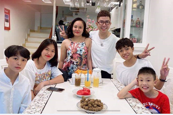 Nam ca sĩ từng chia sẻ trên truyền thông rằng trong thời gian cách ly vì COVID-19 vừa qua, hiếm hoi lắm cả gia đình anh mới được sum vầy lâu như vậy.