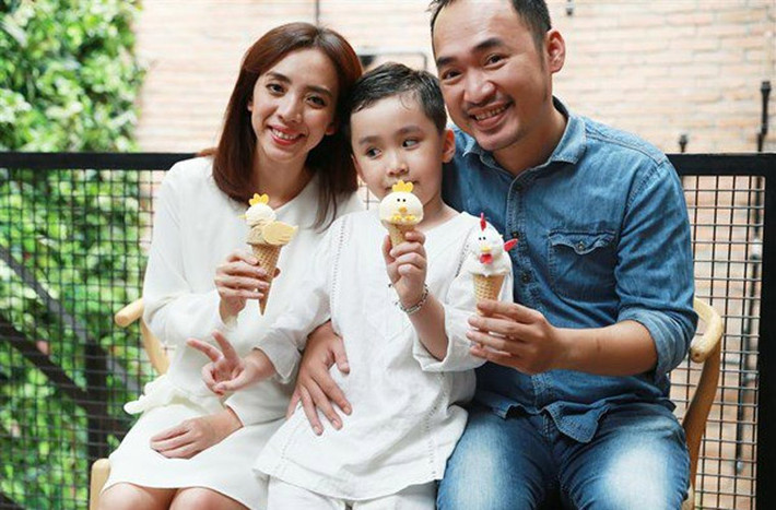 Thành công trong sự nghiệp, Thu Trang còn khiến nhiều người ghen tị vì có một gia đình hạnh phúc bên nam diễn viên Tiến Luật và con trai.