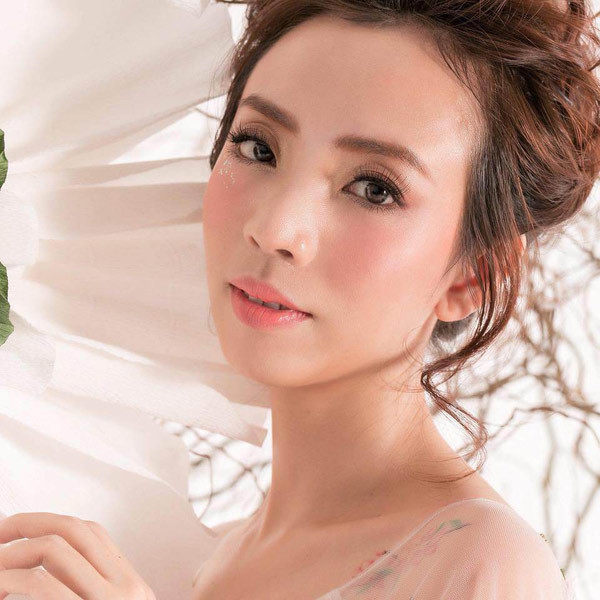 Thu Trang xuất thân trong một gia đình tiểu thương giàu có ở TP.HCM nên tuổi thơ của cô đúng nghĩa là một tiểu thư sống trong nhung lụa, giàu sang.