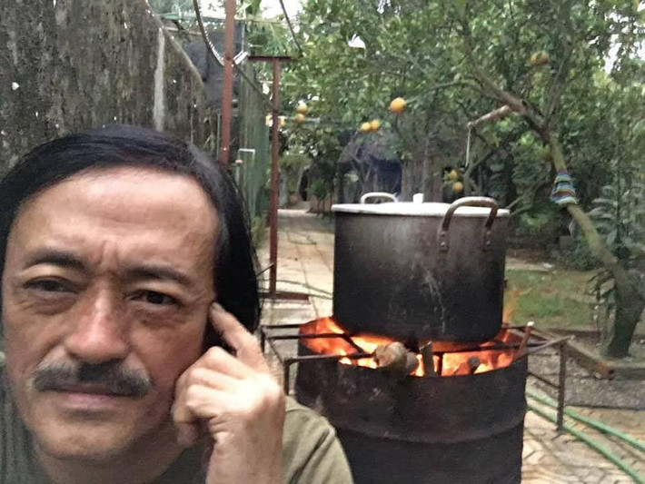 "Từ thành phố về chốn đồng quê sinh sống, ta mới ngộ ra rằng ở đâu rồi cũng vất vả như nhau, chỉ có phần thưởng cho người dũng cảm là khác biệt. Làm vườn cũng phải học kỹ lắm, đó là công việc để giỏi phải học cả đời, người ta nói "Lão nông chi điền" là vậy...", cố nghệ sĩ chia sẻ trên trang Fanpage Facebook cá nhân.