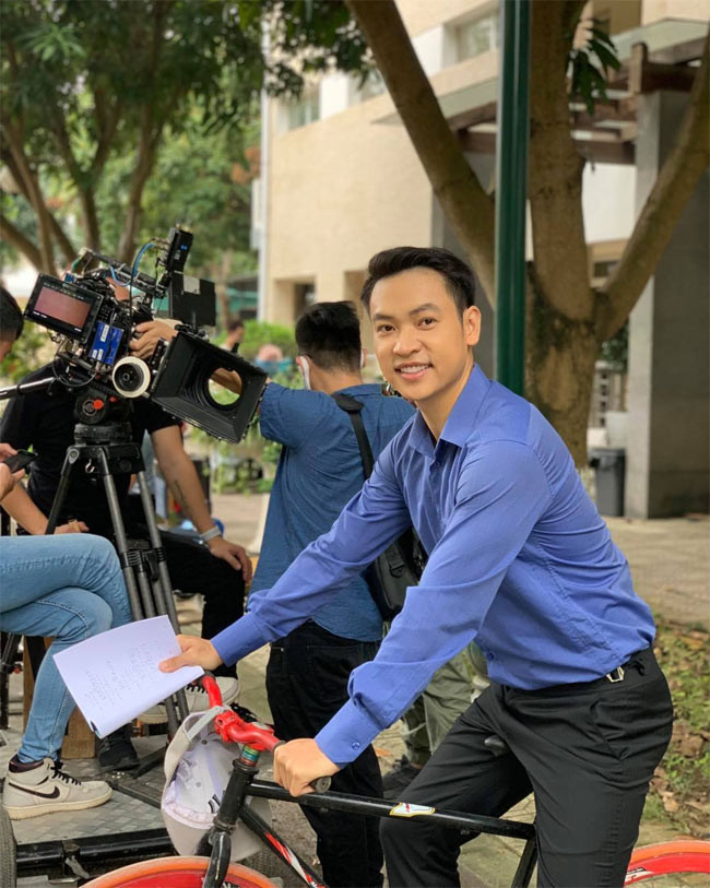 Ca sĩ Duy Khoa từng tốt nghiệp khoa Thanh nhạc trường Cao đẳng Nghệ thuật Hà Nội. Sau đó Duy Khoa lại theo học và tốt nghiệp khóa I lớp diễn viên truyền hình do trung tâm sản xuất phim THVN tổ chức.
