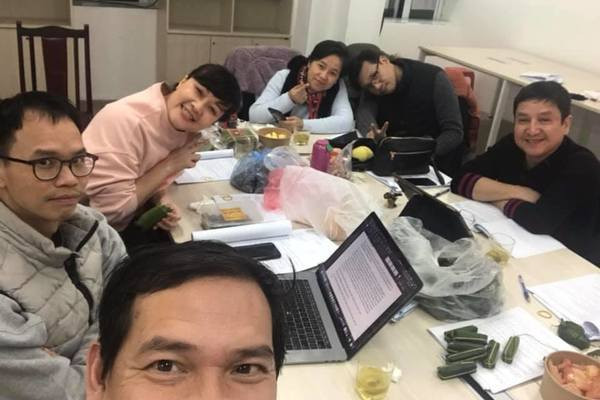 Hình ảnh các nghệ sĩ và ê-kíp sản xuất chương trình “Táo quân”.