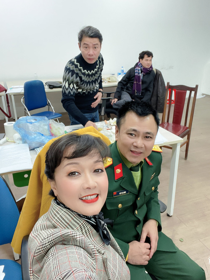 "Táo bà" Vân Dung đăng tải bức ảnh chụp cùng với cùng với các nghệ sĩ quen mặt của Táo quân như Công Lý, Tự Long và Xuân Bắc, kèm theo đó là dòng chia sẻ hài hước: “Trời đang rất lạnh, quần áo mong manh/ Điều Dung muốn nhất, là mình bên nhau”.