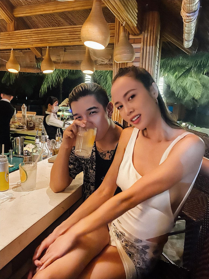 Chân dài họ Vũ ngày càng nhuận sắc kể từ khi công khai yêu Cường Seven.