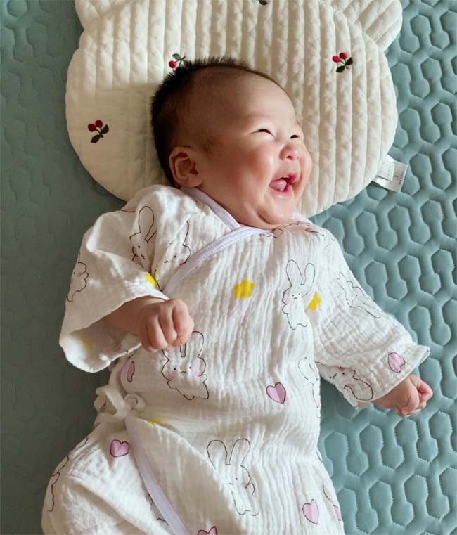 Nhiều người nhận xét, bé NaNu có nụ cười và nét kháu khỉnh của mẹ.