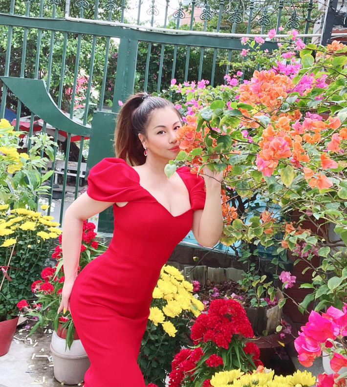 Hiện tại, ca sĩ Minh Tuyết ở Việt Nam để tham gia nghệ thuật. Cô và ông xã sống xa nhau nhưng mỗi ngày đều liên lạc với nhau.