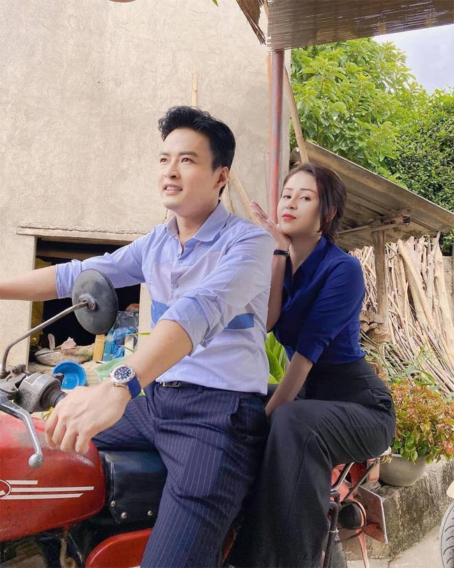 Lương Thu Trang và Hồng Đăng chụp ảnh chung trên phim trường. ''Nghe đồn trên đây nhộn nhịp lắm. Ai biết tôi là Minh của "Hướng dương ngược nắng'' không nhỉ?...'', Lương Thu Trang chia sẻ.