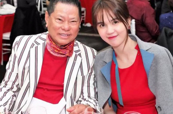Hai ngày sau, nữ hoàng nội y thừa nhận cô có bạn trai mới và nhanh chóng sang Mỹ để hội ngộ người tình bí ẩn. Trước đó, vào tháng 11, cả hai đã cùng nhau đi du lịch Nhật Bản.