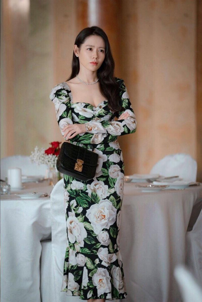 Mới đây, Son Ye Jin và Hyun Bin xác nhận hẹn hò. Cặp đôi được khen xứng lứa vừa đôi bởi không chỉ nổi tiếng mà còn rất giàu có. Nguồn tin cho hay, nữ diễn viên “Hạ cánh nơi anh” được trả thù lao tới 400-600 triệu won (8-12 tỷ) cho một bộ phim điện ảnh và 3 tỷ đồng/tập phim truyền hình.