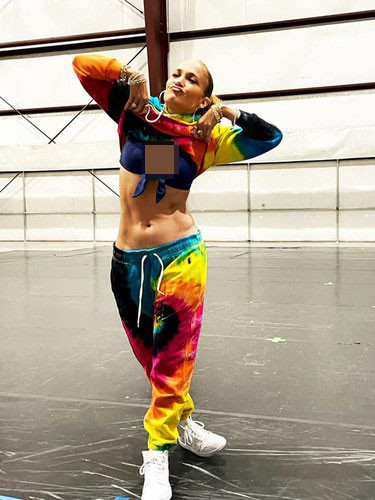 Jennifer Lopez là một trong những người đẹp giữ được vẻ thanh xuân bền nhất ở Hollywood. Lợi thế ngoại hình cũng là một trong những yếu tố quan trọng giúp cho tên tuổi của J.Lo tỏa sáng trong suốt hơn 20 năm sự nghiệp.