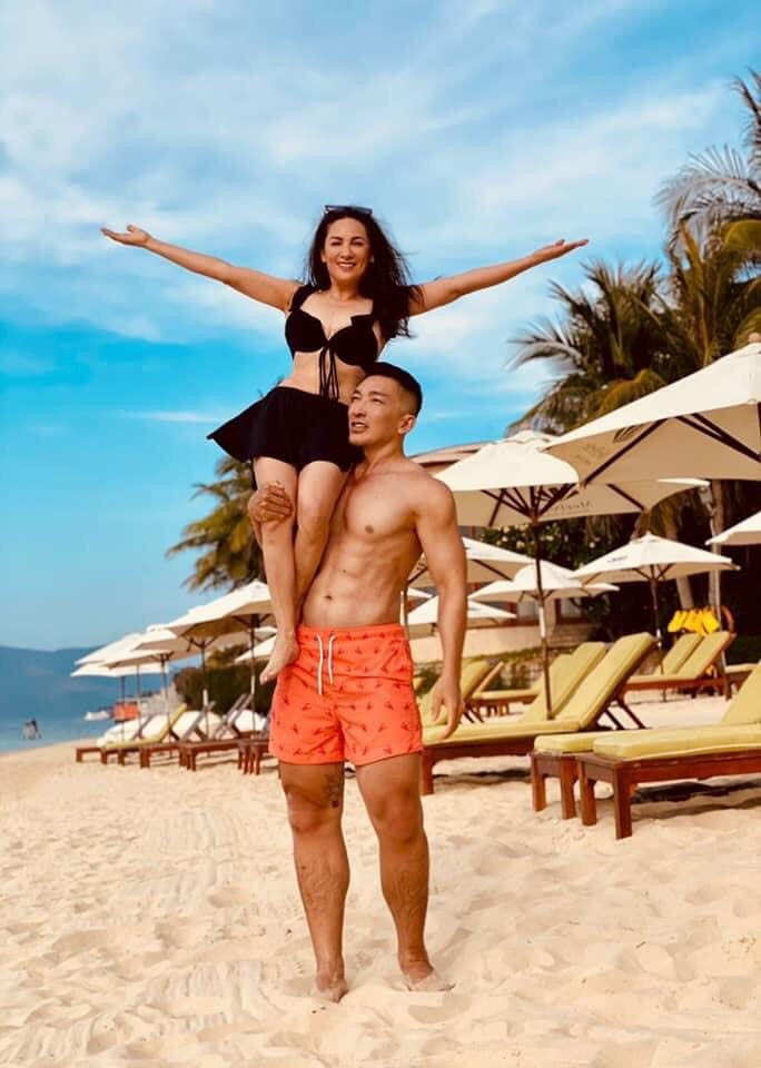 Thời gian gần đây, mẹ nuôi của Hồ Văn Cường khiến công chúng ngỡ ngàng với hình ảnh "lột xác" đầy gợi cảm.