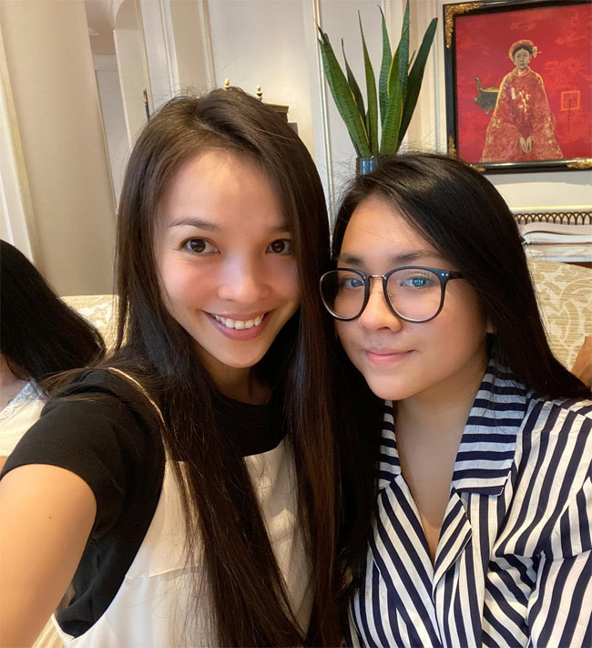 Hiền Thục nhận được rất nhiều lời khen vì vẻ trường xuân. Nhất là khi chụp ảnh với con gái, vẻ trẻ trung của cô càng nổi bật.