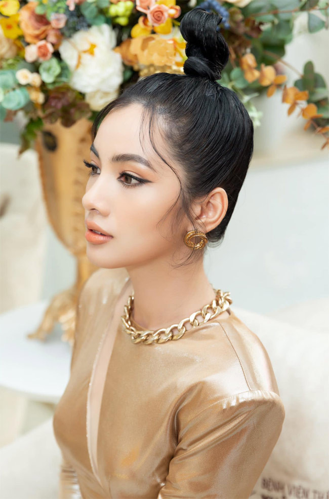 Cẩm Đan được khen là có khuôn mặt không góc chết.