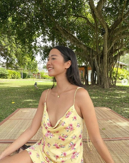 Sống ở Pháp nên Amandine học hỏi được phong cách thời trang tinh tế, quyến rũ và hiện đại của những người phụ nữ nơi đây.