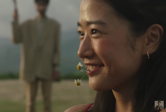 Nữ chính trong MV "Trốn tìm" của Đen Vâu không phải là gương mặt quá xa lạ với khán giả trẻ Việt. Amandine có bố mẹ là người Việt Nam nhưng sinh ra và lớn lên tại Pháp. Ảnh cắt clip.
