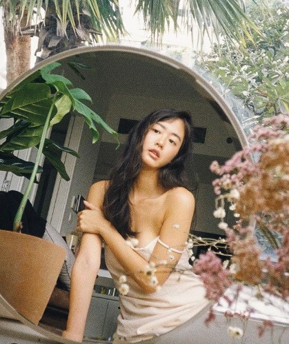Mỹ nhân sinh năm 1992 tốt nghiệp chuyên ngành thời trang và hiện là một designer kiêm mẫu ảnh có tiếng ở Sài Gòn.