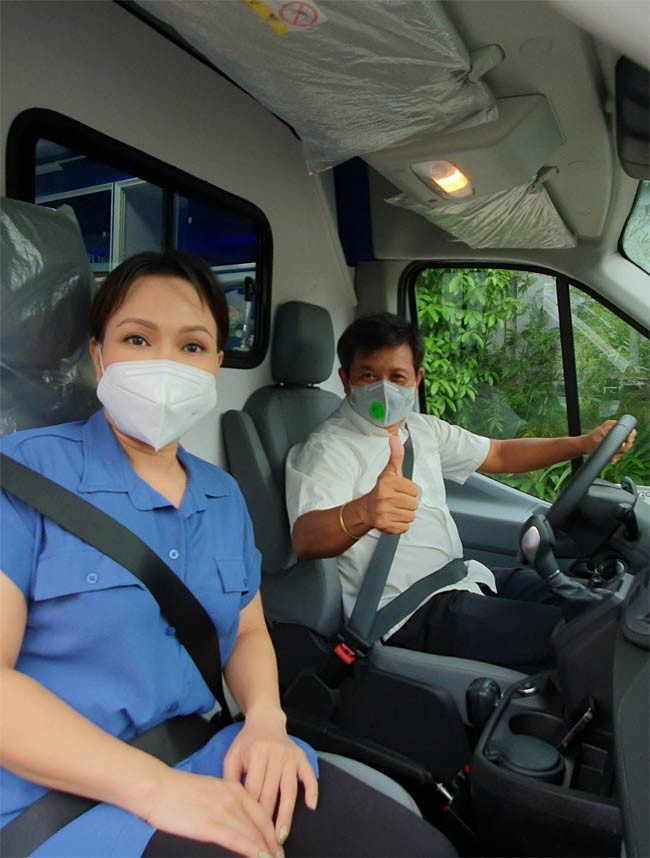 Vợ chồng danh hài Việt Hương vừa trao tặng cho ông Đoàn Ngọc Hải chiếc xe cứu thương đặt mua từ nước ngoài về trị giá 2,5 tỷ đồng.