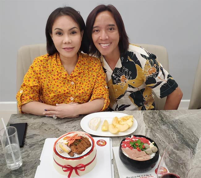 Từ Mỹ trở về Việt Nam định cư, vợ chồng Việt Hương có nhiều thời gian dành cho nhau hơn. Cả hai giữ thói quen ăn cơm cùng nhau hàng ngày.