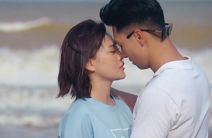 Tình cảm của Nam - Long trong "Hương vị tình thân" diễn biến nhanh và cặp đôi "dính nhau như sam".