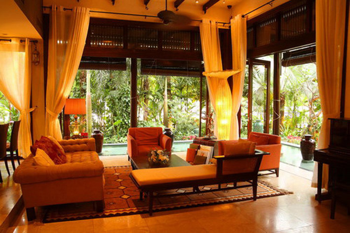 Cô cùng chồng và ba con sống trong một căn biệt thự vườn rộng 500m2 trị giá lên đến 100 tỷ đồng ở quận 2, TP HCM (ảnh). Ngoài ra vợ chồng cô còn là chủ nhân một căn penthouse ở phố biển Vũng Tàu, có diện tích 500 m2 với nội thất sang trọng. (Ảnh: Vietnamnet)