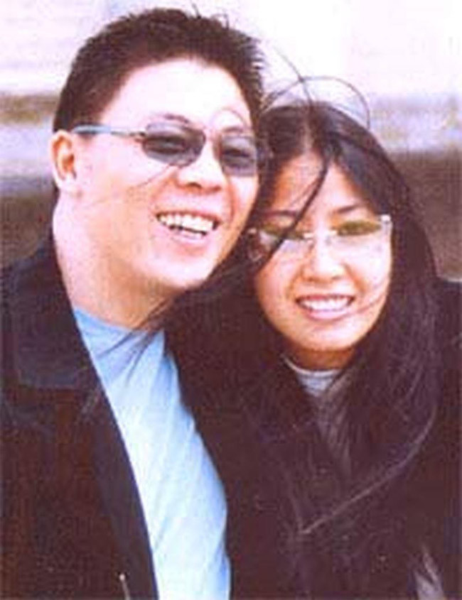Mối tình 3 năm của Hoa hậu Việt Nam 1992 và người yêu đại gia từ năm 2002 đến 2005 tốn rất nhiều giấy mực của báo chí lúc đó. Cặp đôi được nhiều người khen ngợi là xứng đôi vừa lứa, một bên là trai tài, một bên là gái sắc. Hai người về sống với nhau như vợ chồng nhưng chỉ đăng ký kết hôn chứ không làm đám cưới. (Ảnh: giadinh.net.vn)
