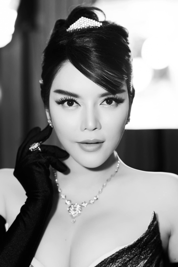 Nữ diễn viên luôn biết cách thu hút sự chú ý mỗi lần xuất hiện nhờ phong thái quý phái và sang chảnh.