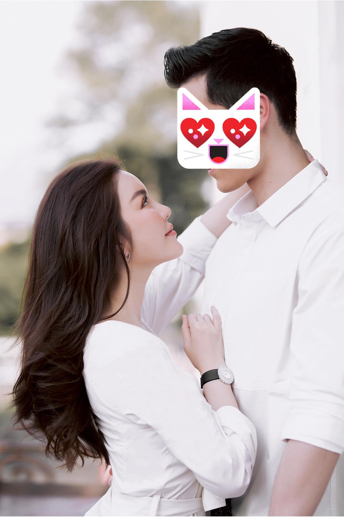 Phía dưới bức ảnh Lý Nhã Kỳ tình tứ bên trai trẻ, ca sĩ Đàm Vĩnh Hưng gửi lời nhắn nhủ: "Chúc mừng con bé". Kỳ cũng đáp lại: "Anh trai bỏ ống heo cho bé út nha".
