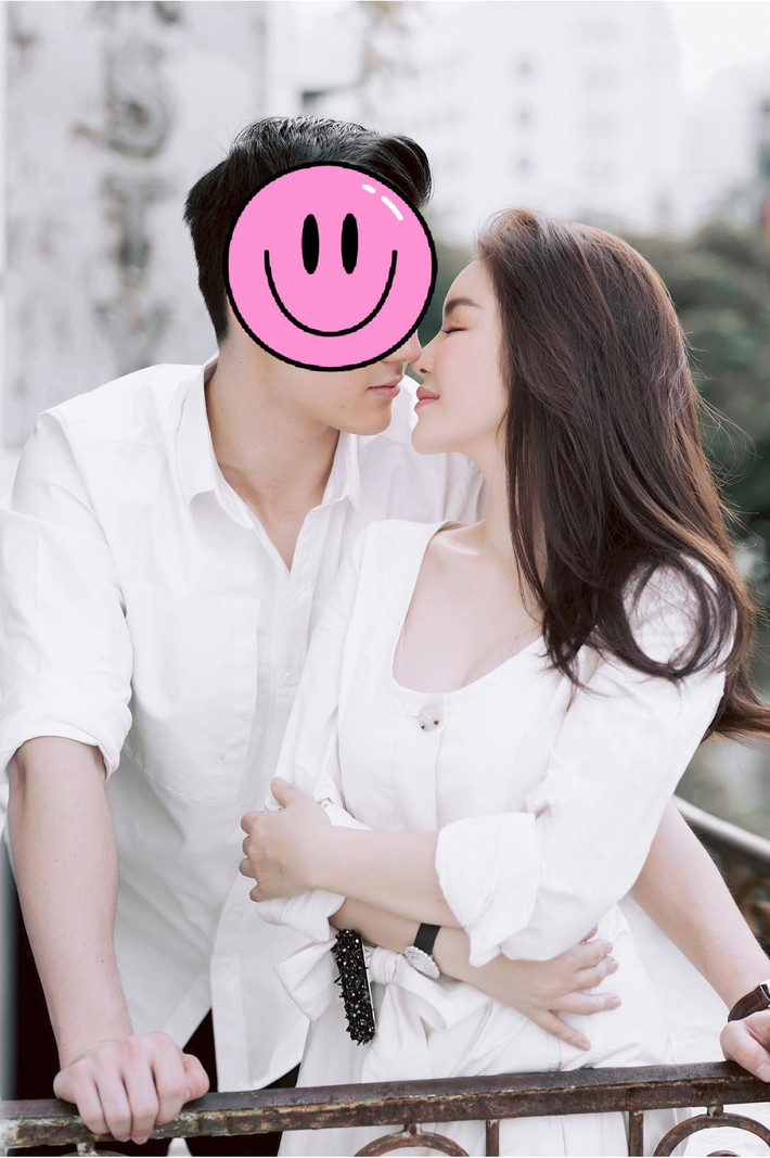 Mới đây, Lý Nhã Ký gây bất ngờ khi chọn đúng ngày "cá tháng tư" để tung ảnh e ấp bên trai đẹp giấu mặt, kèm theo dòng trạng thái úp mở: "Canh đúng 1/4 post vậy nè. Ai tin thì tin mà không tin thì thôi nha".